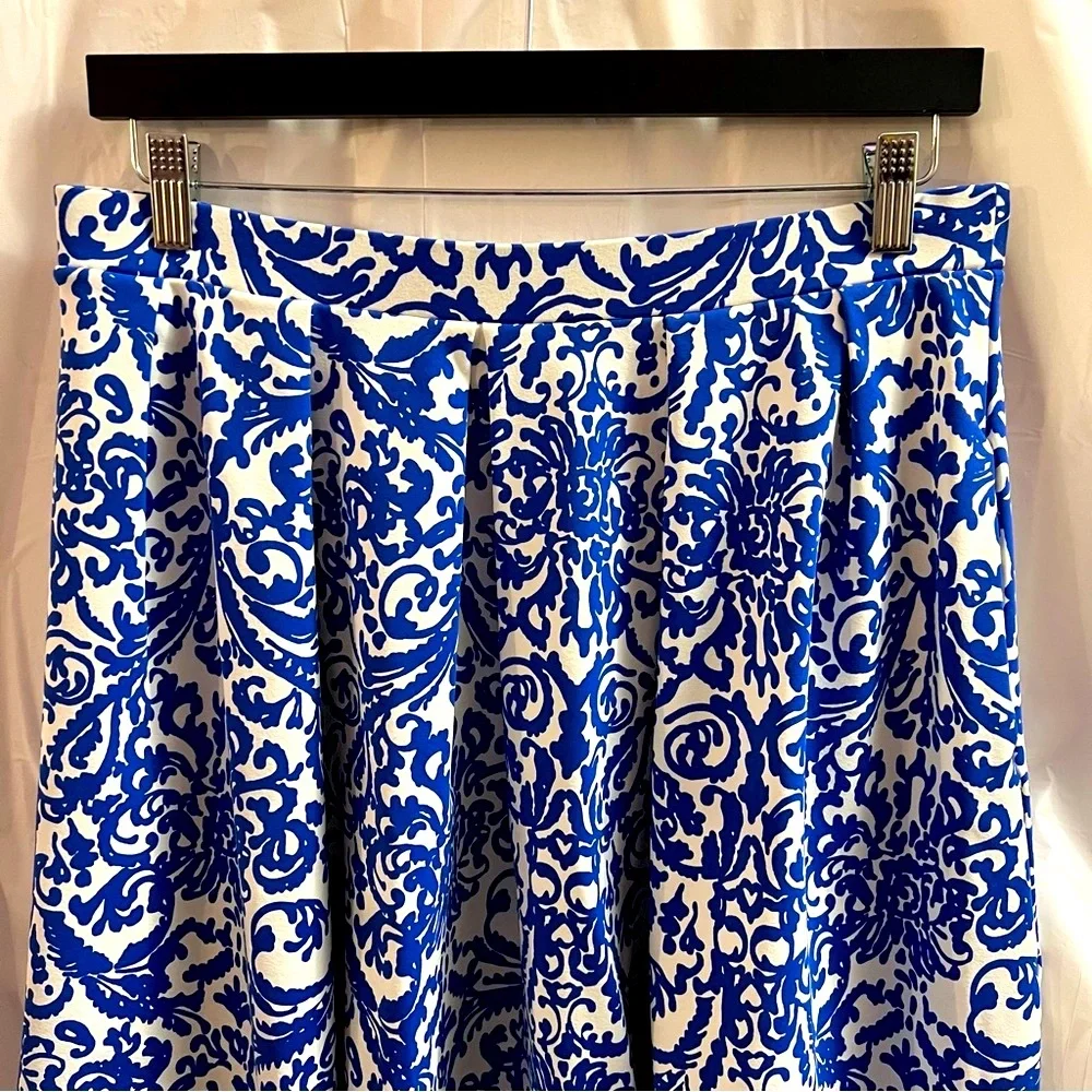 ADRIENNE VITTADINI SKIRT, Sz L, Blue & White Pull On Flare Skirt with Pockets.
